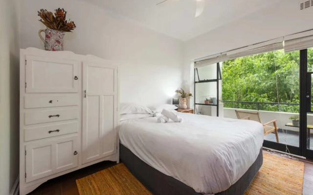 Mid-century 1 Bedroom Apartment on Albert Park With Parking