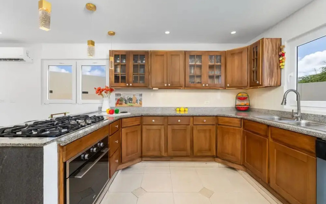 Spacious Renovated House Prvt Pool 5 min to Bch