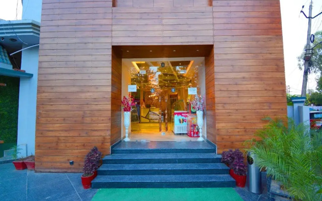 Capital O 38623 Pathankot Club