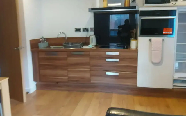 Modern 2-bed Apartment -12 Min Walk to Centre