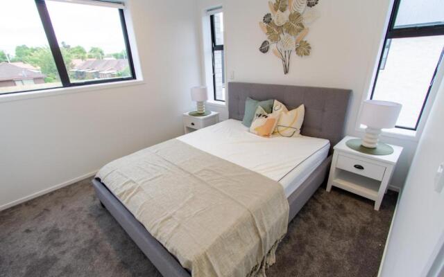 2 bed Central Addington w/Park