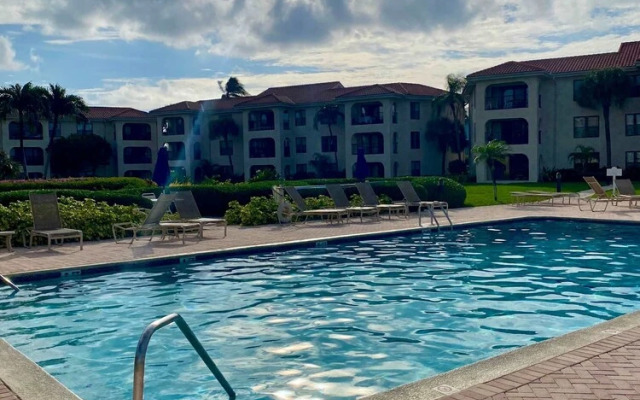 Oceanfront Condo on Seven Mile Beach