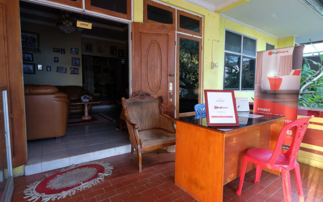 RedDoorz near Mangrove Forest Kupang