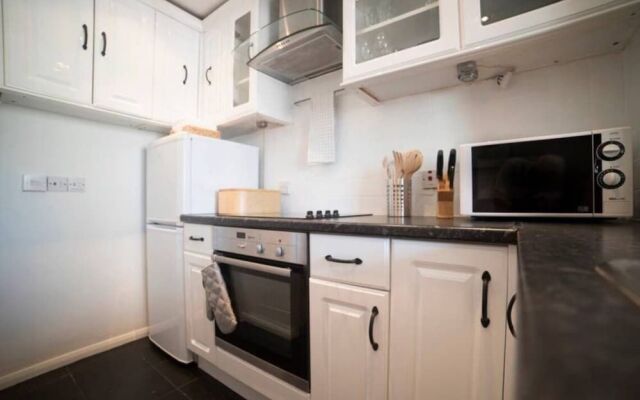 Central 1 Bedroom Apartment Near Tower Hill With Balcony