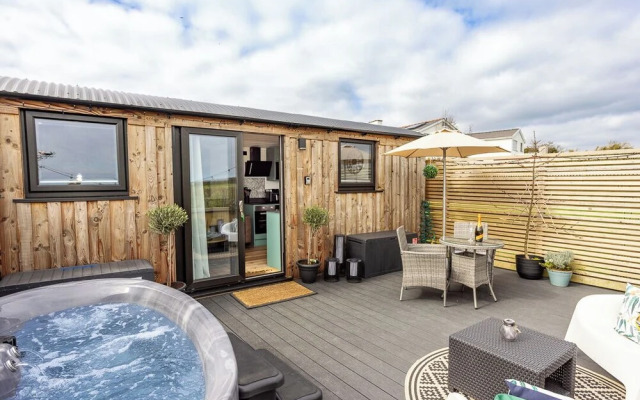 Willows Rest - 1 Bed Shepherd's Hut - Pentlepoir