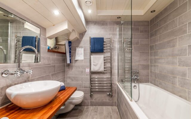 Luxury Canary Wharf House Boat