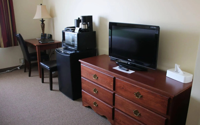 Edgewood Hotel & Suites