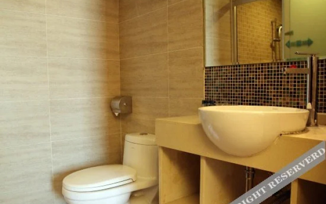 Maoming Zhanquan Hotel (People's Square High-speed Railway Station)