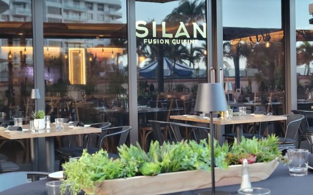 Alexander 702 3 Bedroom Apts by RedAwning