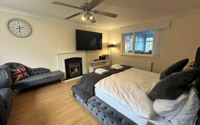 4 Bedroom Seaside House in Clacton-on-sea Sleeps 8