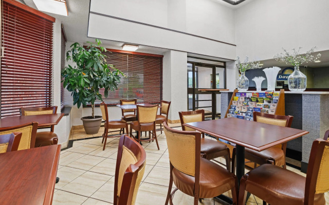 Days Inn by Wyndham Utica