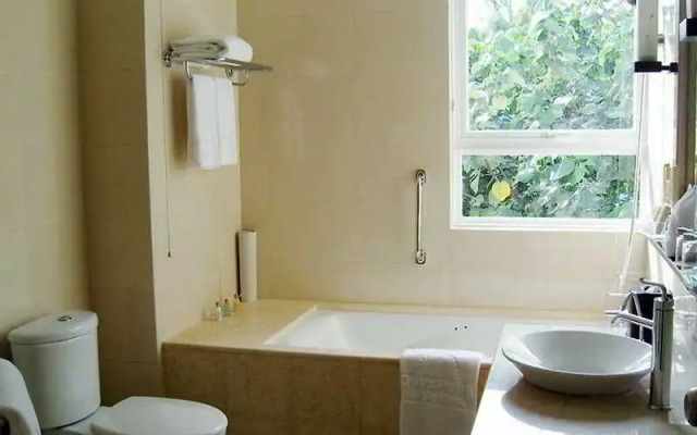 Days Hotel & Suites