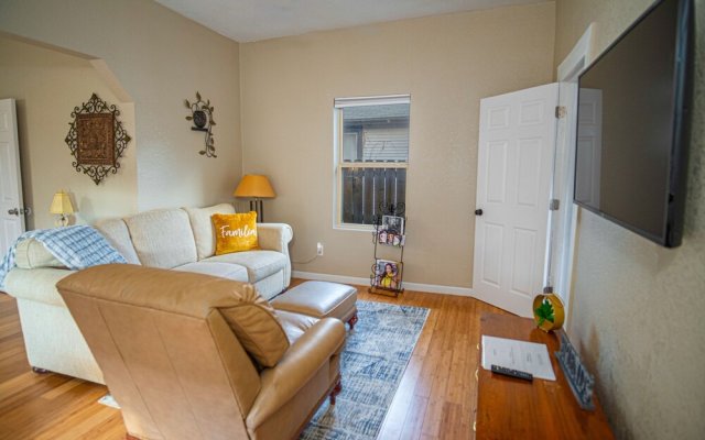 Charming 2br/1ba Haven Near Exciting Downtown