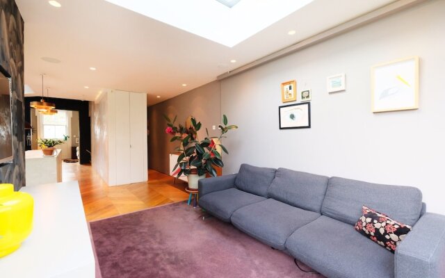 Modern Seattle Condo Sleeps 4
