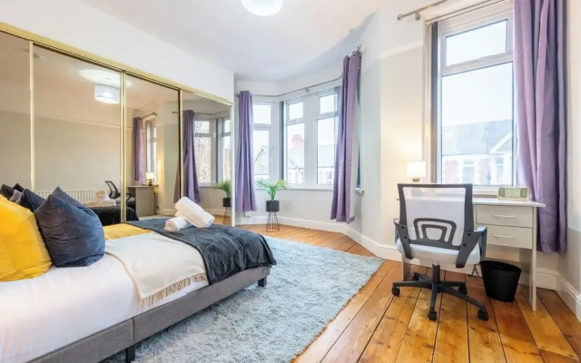 Spacious 4-Bedroom House with Garden