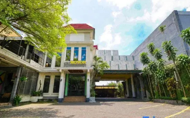 Novon Family Hotel by Tripletee