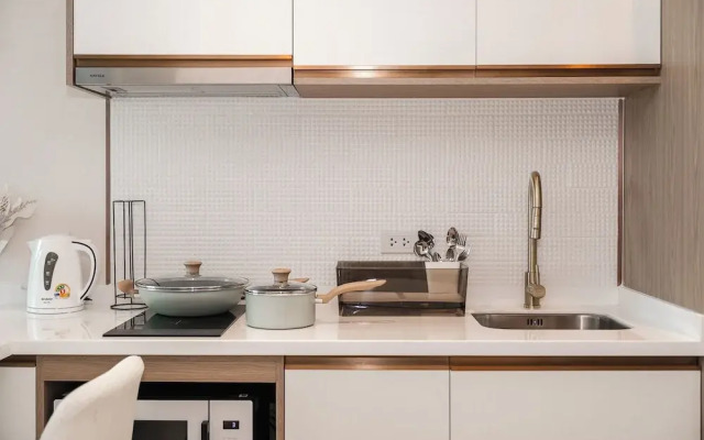 1BR Pool Gym Game Room C220