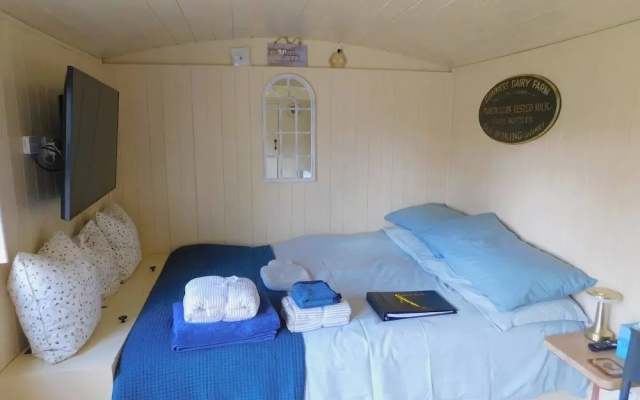 Haslemere - Cabin - Sleeps 2 - Parking - Garden