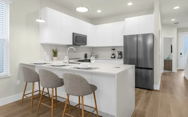Upstay - Modern Family Townhome With Pool