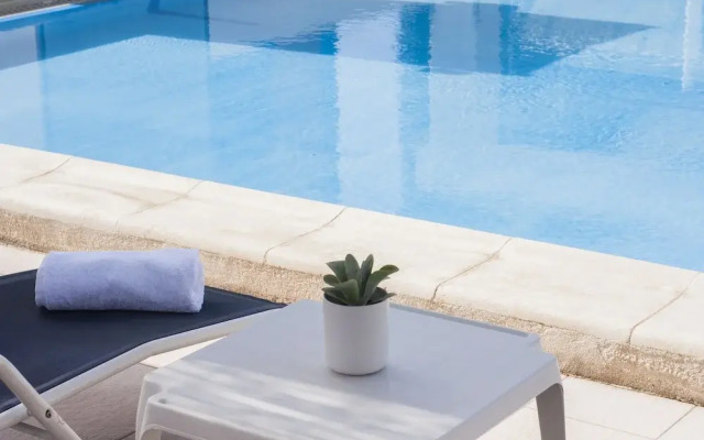Rooms by Alexandra Hotel