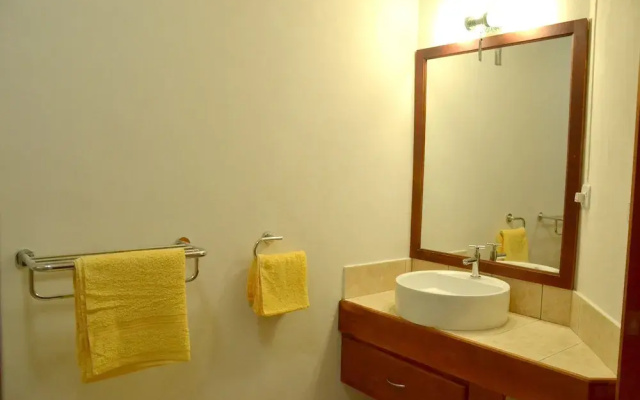 Studio in Black River, With Shared Pool, Enclosed Garden and Wifi - 1 km From the Beach