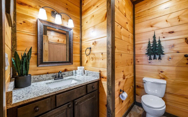 Mountain Skyy 3 Bedroom Cabin by RedAwning
