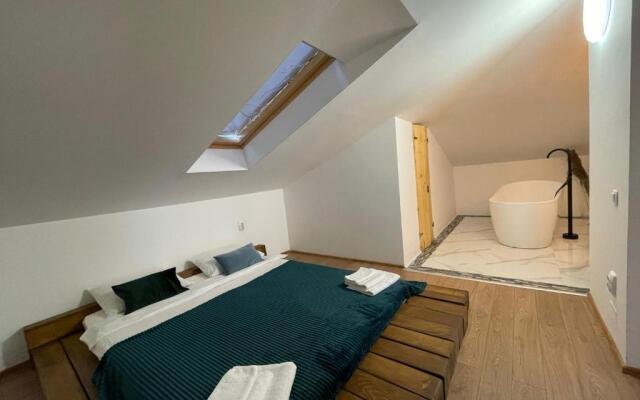 YamaLuxe Apartments - Luxurious attic with bathtub in the bedroom
