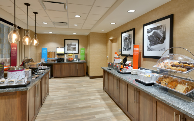 Hampton Inn & Suites Teaneck Glenpointe