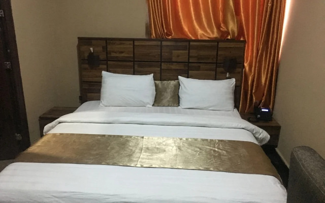 Momak 4 Hotel & Suites