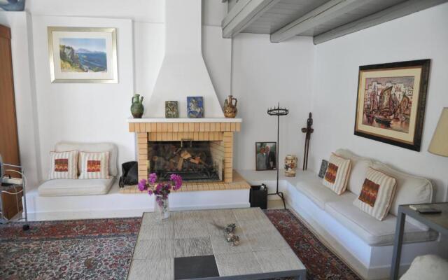 Dione House