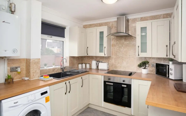 Spacious - 3 Bed - Free Parking