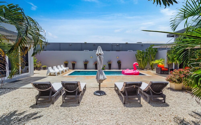 Stunning Modern Home, Near Beaches Full AC