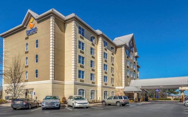 Comfort Inn & Suites near Six Flags