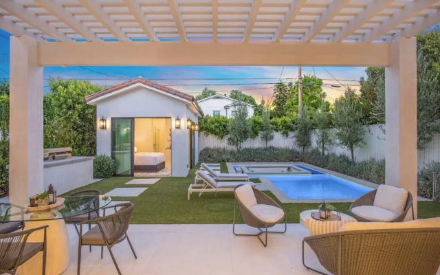 Villa Camellia - Charming 5 BR Home in the Heart of Studio City