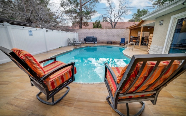 Vibrant In Vegas - 4 Bd With Shimmering Pool! 4 Bedroom Home by RedAwning