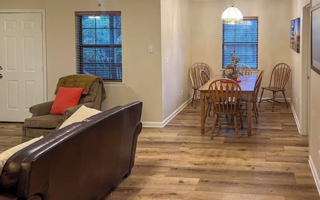 Creekfront Cabin Near Chattanooga w/ Hot Tub!