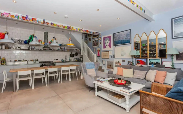 Contemporary 2 Bedroom House in Vibrant Shepherds Bush