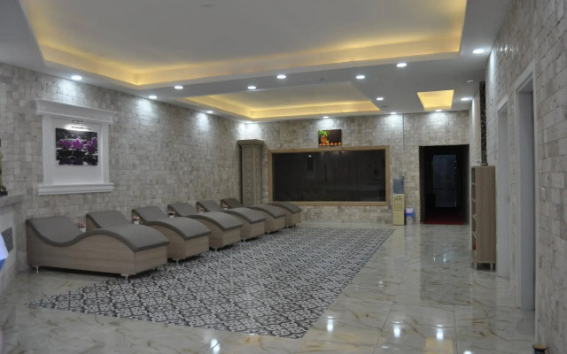 Green Life Hotel
