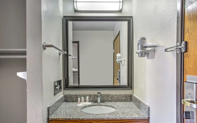 Days Inn Le Roy - Bloomington Southeast