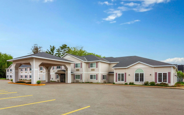 AmericInn by Wyndham Eagle River Downtown