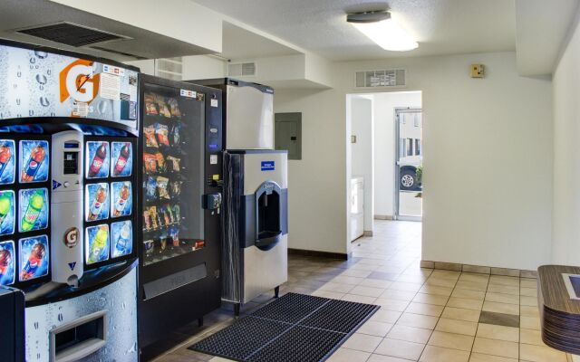 Motel 6 Bakersfield, CA - South