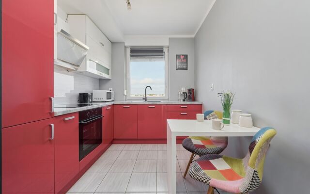 Spacious & Colorful Apartment by Renters
