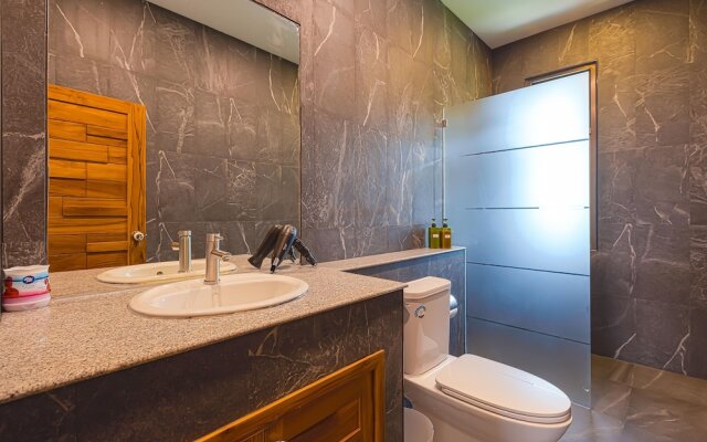 Pool villa  4 BR walking to Beach HV