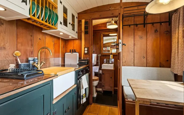 Drovers Hill at Stonor - Redwood - Shepherds hut
