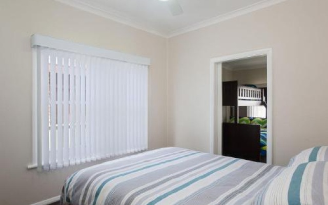 'Sandy Shoal' 46 Rigney Street Shoal Bay Beach Cottage with aircon – Guest Rooms – Shoal Bay