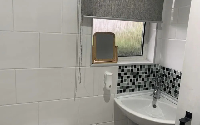 2-bed Cabin Sleeps 4 -small Pets Ok -free Parking