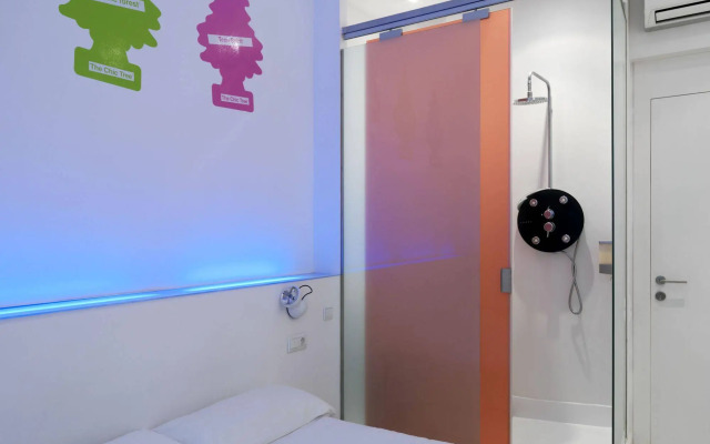 Chic & Basic Tallers Hostal