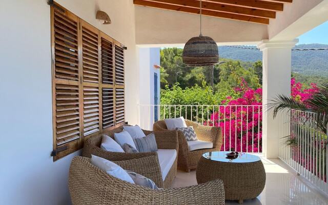 Belvilla by OYO Es Queixal