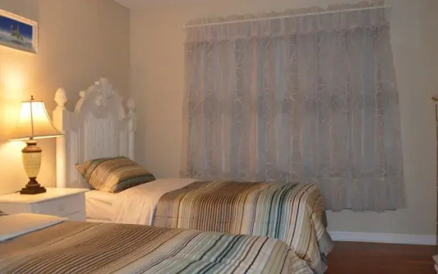 Four-Bedroom House near Universal
