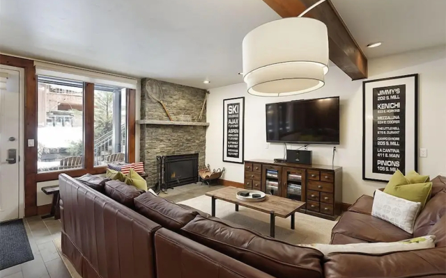 Fifth Avenue Condominiums by Frias